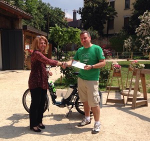 Consegna ufficiale della nomination a  CARLSBERG ITALY. Nella foto Laura Marchini, in rappresentanza di Carlsberg Italy e il biker Danilo Boni.